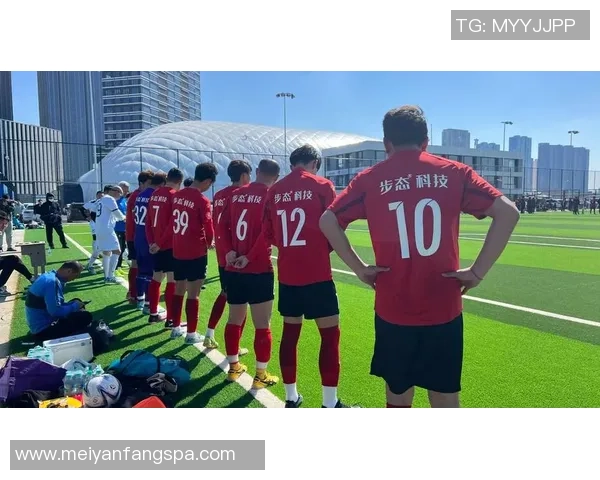 《从一战成名到绿茵场传奇:那位改变足球历史的战士》 《从一战成名到绿茵场传奇:那位改变足球历史的战士》