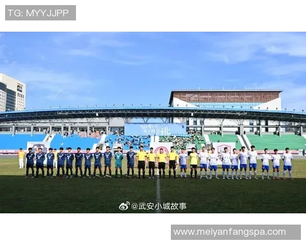 《足球巨星跨界挑战赛球场外的精彩对决与人生碰撞》