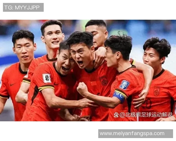 三大足球巨星领奖时刻回顾 荣耀时分尽在镜头下