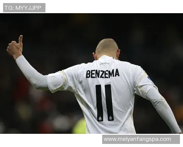 足球巨星C领衔新篇章 引领时代潮流与赛场传奇再续 足球巨星C领衔新篇章 引领时代潮流与赛场传奇再续